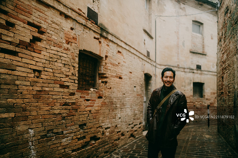 在意大利阿布鲁佐的基耶蒂，中世纪街道上行走的男子图片素材