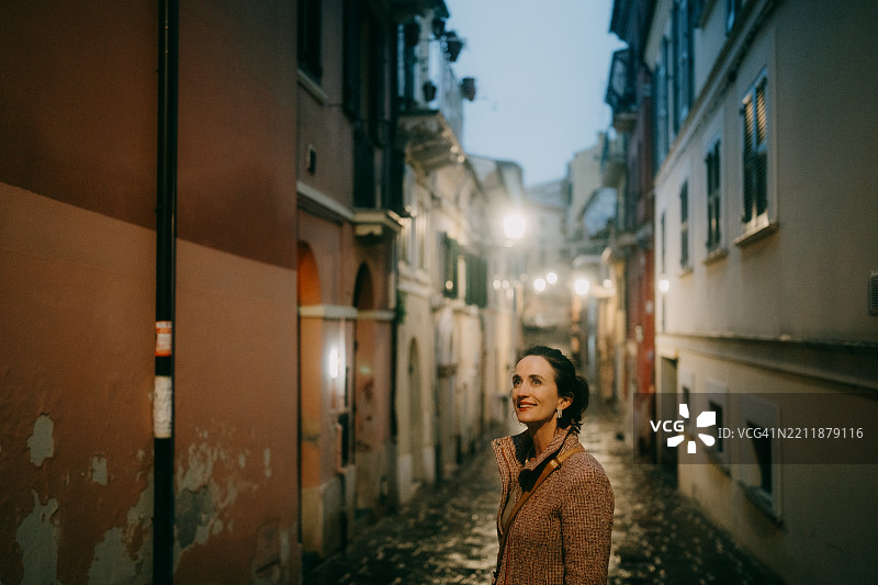 意大利基耶蒂，阿布鲁佐，夜晚街头行走的女性图片素材