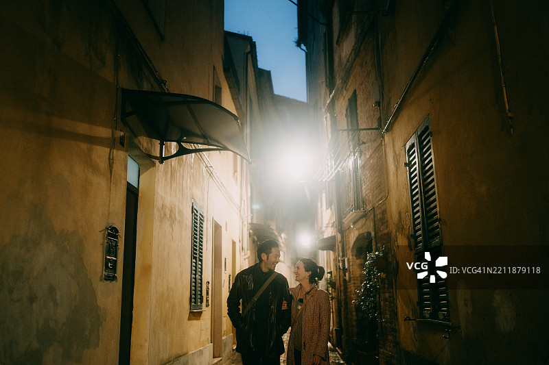 情侣在意大利基耶蒂的街道上夜间散步图片素材