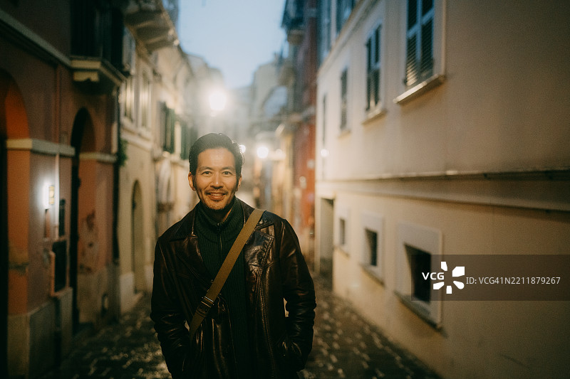 意大利基耶蒂，阿布鲁佐，夜晚街头微笑的男子对着镜头。图片素材