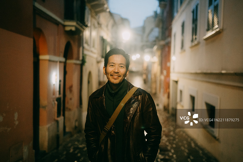 意大利基耶蒂，阿布鲁佐，夜晚街头行走的男子图片素材