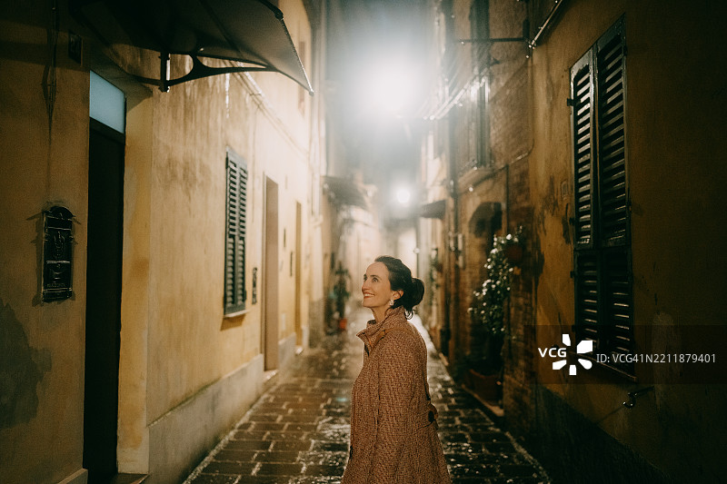 意大利夜晚街头的快乐女性，基耶蒂，阿布鲁佐图片素材