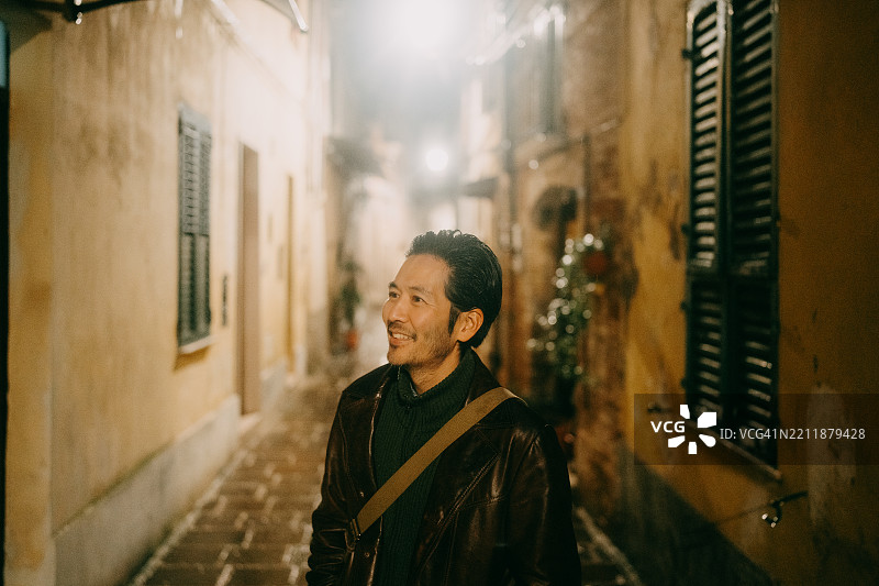 意大利基耶蒂，阿布鲁佐，夜晚街头行走的男子图片素材