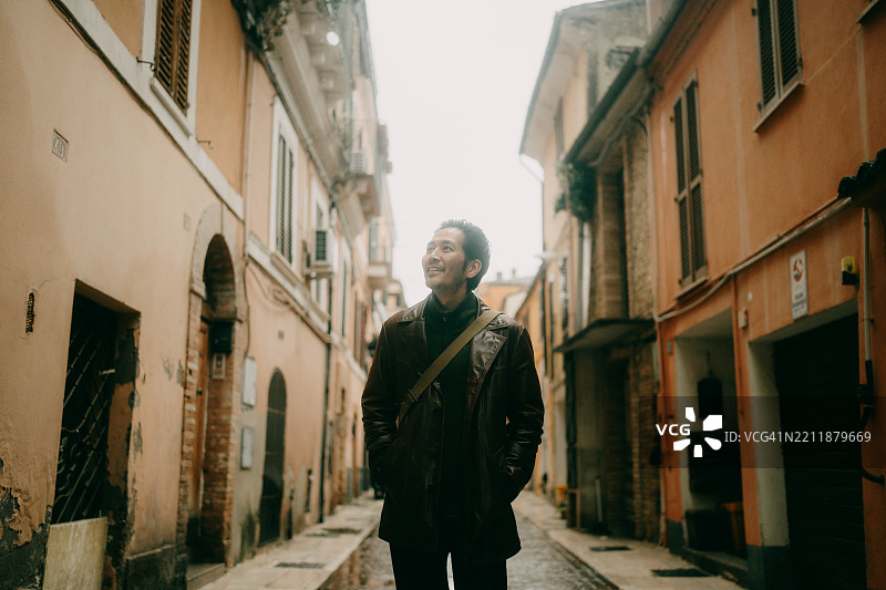 意大利基耶蒂的中世纪街道上行走的男子图片素材