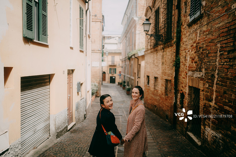 意大利阿布鲁佐的基耶蒂，母亲与年轻女儿图片素材