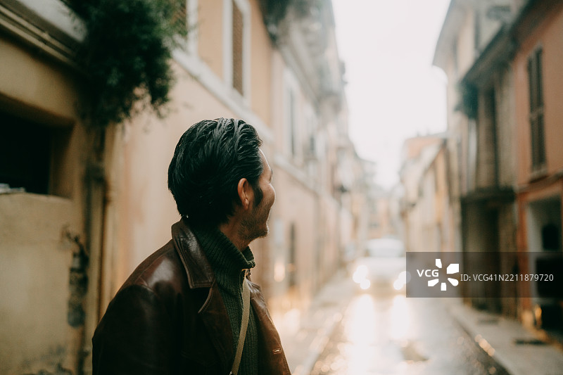 男人在意大利街道上凝视图片素材