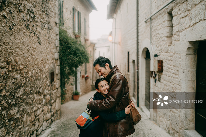 意大利小镇维罗利，拉齐奥的父亲和小女儿图片素材