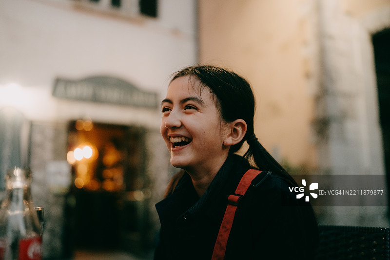 意大利城镇广场上快乐的小女孩图片素材