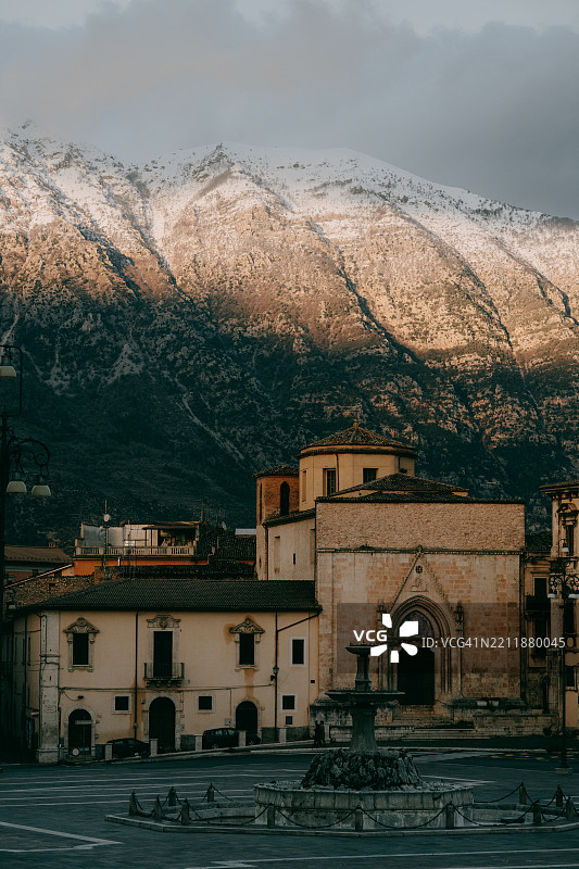 意大利小镇与雪山，苏尔莫纳，阿布鲁佐图片素材