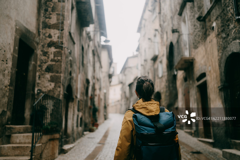 意大利阿布鲁佐州斯卡诺的中世纪街道上的女人图片素材