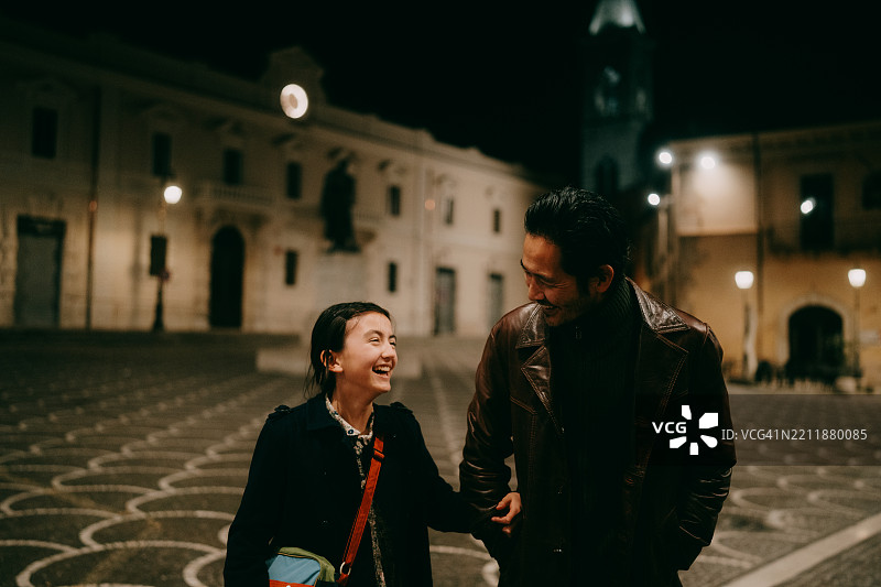 意大利古镇苏尔莫纳，阿布鲁佐的父亲和小女儿图片素材