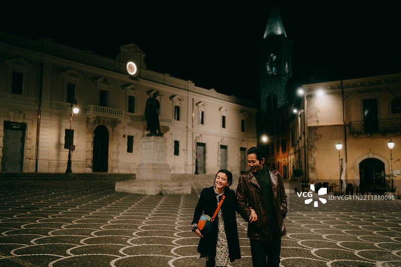 意大利小镇夜晚的父亲和小女儿，苏尔莫纳，阿布鲁佐图片素材