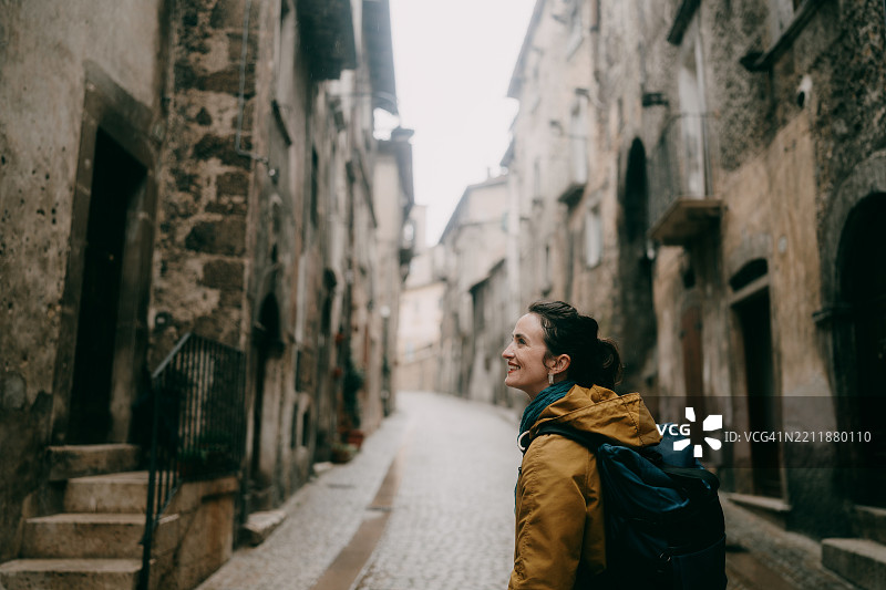 女人在意大利阿布鲁佐的斯卡诺中享受中世纪街道的乐趣图片素材