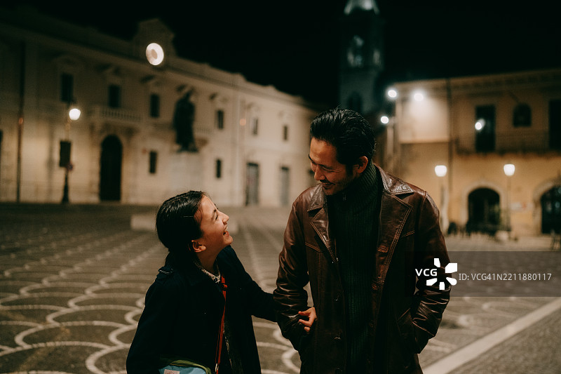 意大利古镇苏尔莫纳，阿布鲁佐的父亲和小女儿图片素材