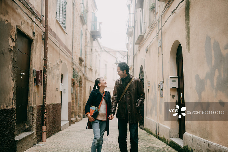 意大利基耶蒂，阿布鲁佐州，父亲与小女儿在古老街道上图片素材