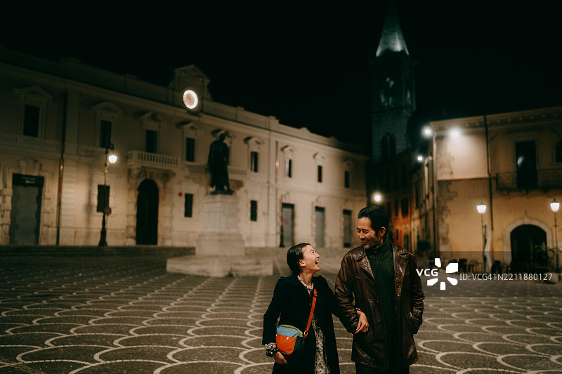 意大利阿布鲁佐州苏尔莫纳市镇广场上的父亲和小女儿图片素材