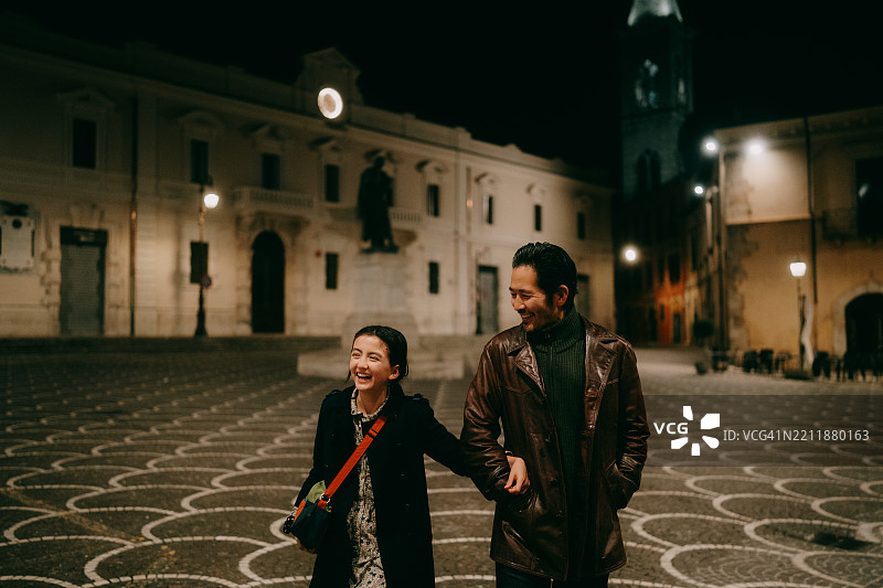 意大利阿布鲁佐州苏尔莫纳市镇广场上的父亲和小女儿图片素材