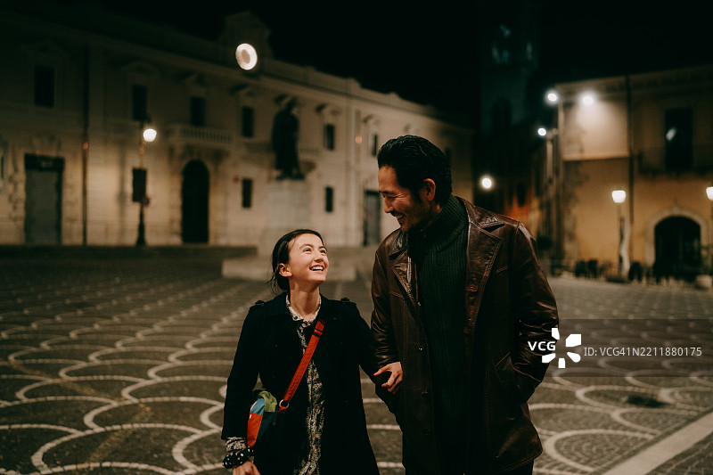 意大利古镇苏尔莫纳，阿布鲁佐的父亲和小女儿图片素材