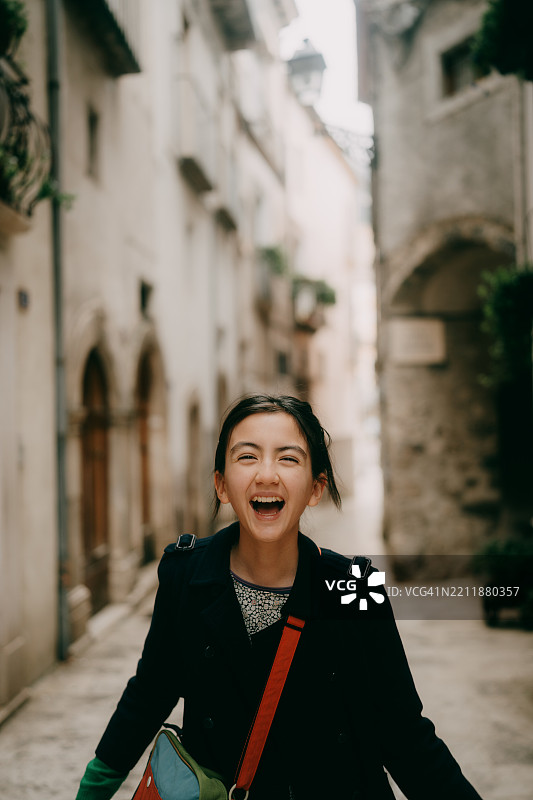 意大利阿布鲁佐省帕琴托的快乐小女孩图片素材