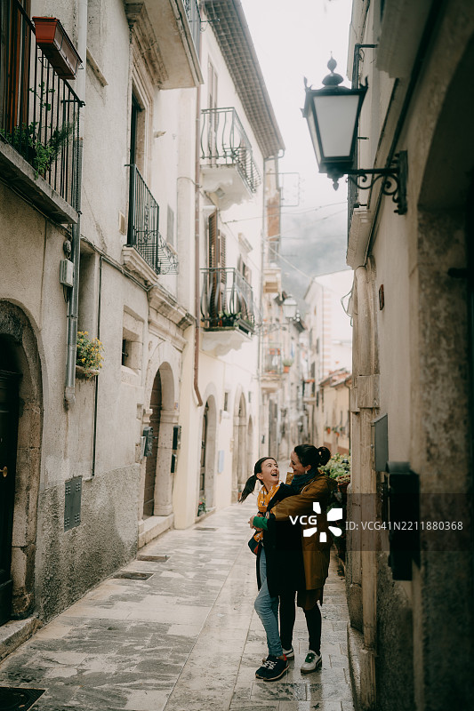 意大利阿布鲁佐州帕琴托的母亲和小女儿在古镇中图片素材