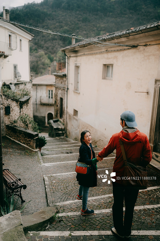 意大利阿布鲁佐州佩托拉诺·苏尔·吉齐奥的父亲和年轻女儿在古老村庄中图片素材