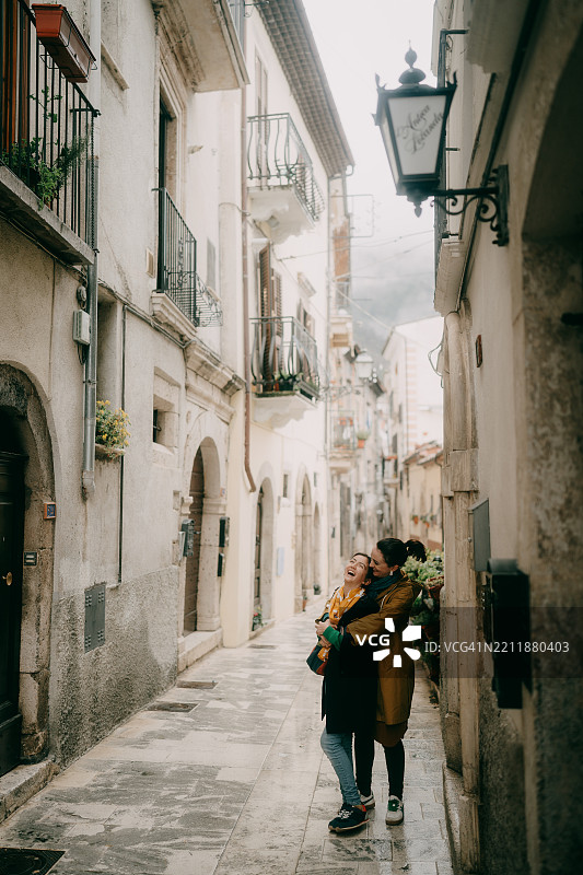 意大利阿布鲁佐的中世纪小镇帕琴托，母亲与年轻女儿一起。图片素材
