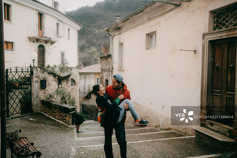 意大利阿布鲁佐州佩托拉诺·苏尔·吉齐奥的父亲和小女儿在古老的村庄中图片素材