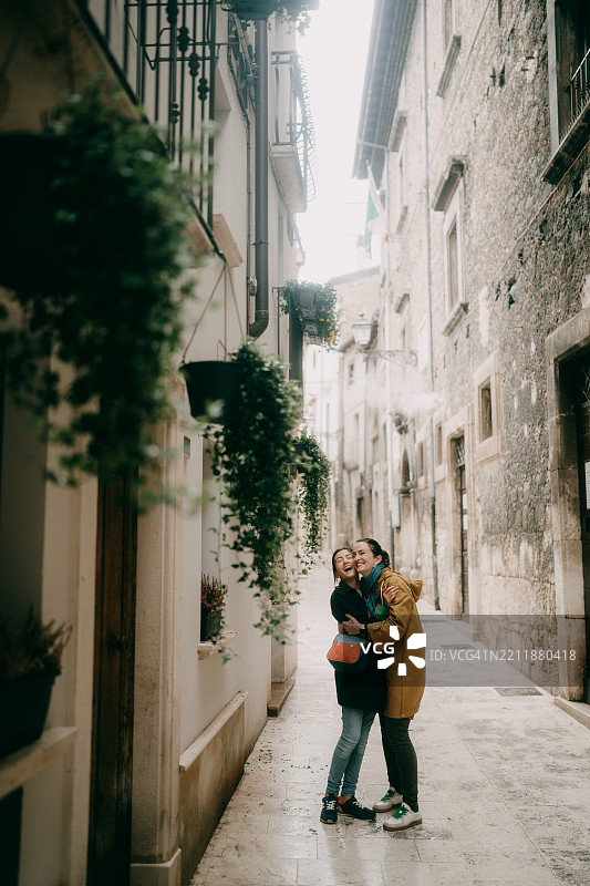意大利阿布鲁佐的中世纪小镇帕琴托，母亲与年轻女儿一起。图片素材
