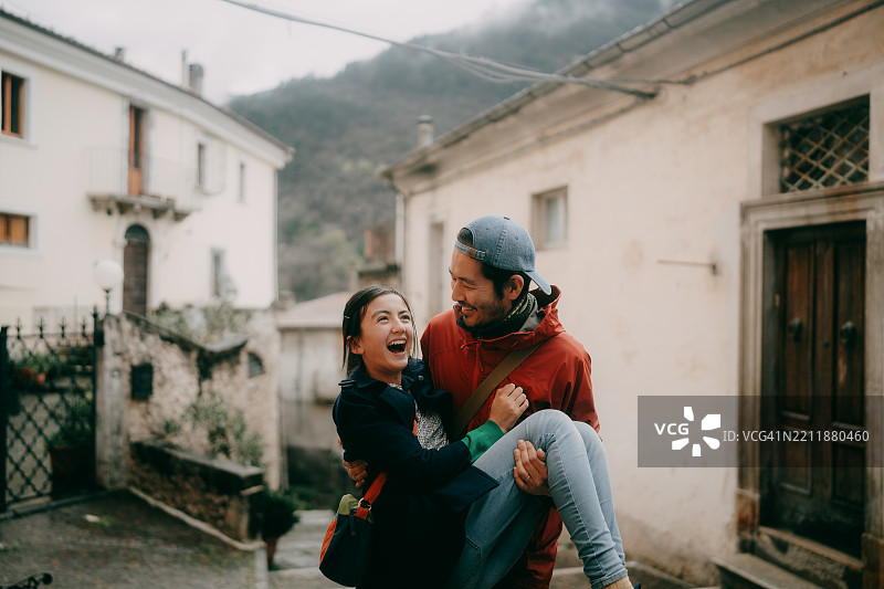 意大利佩托拉诺·苏尔·吉齐奥，阿布鲁佐州，快乐的父亲和年轻女儿图片素材