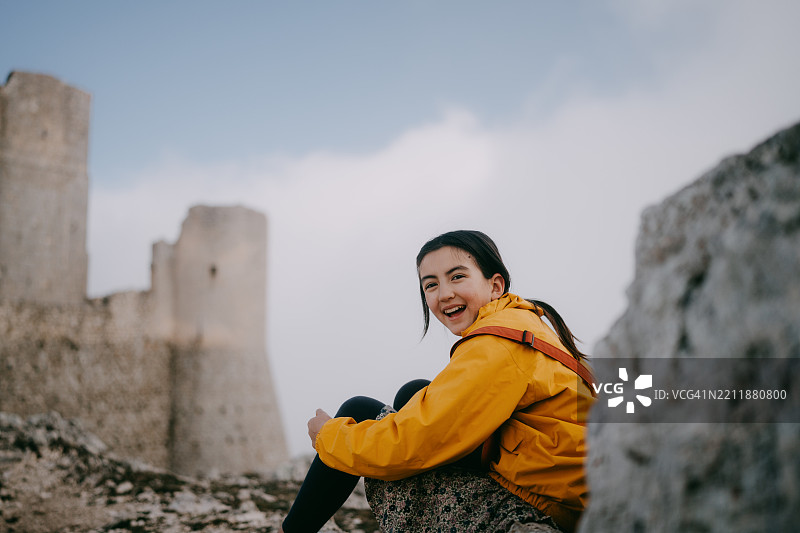 意大利卡拉斯基奥城堡上的小女孩图片素材