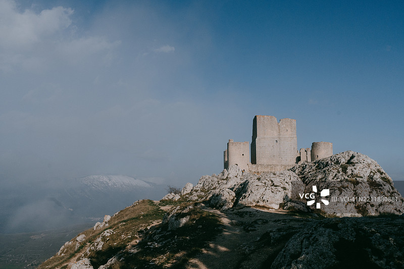 意大利阿布鲁佐的卡拉斯基奥城堡坐落在山上图片素材