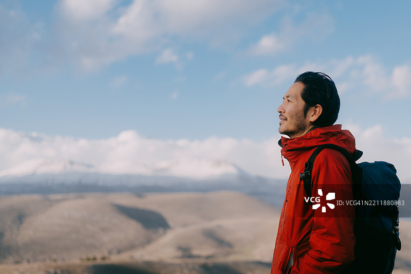意大利阿布鲁佐山顶上的男人图片素材