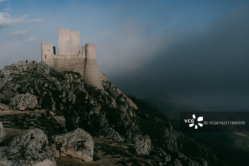 意大利阿布鲁佐的卡拉斯基奥城堡坐落在山上图片素材