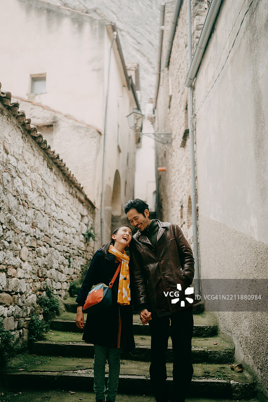 意大利阿布鲁佐的老村庄维拉圣玛利亚中的父亲和小女儿图片素材