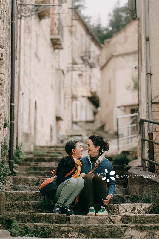 意大利阿布鲁佐的维拉圣玛利亚，母亲与年轻女儿在古镇中。图片素材