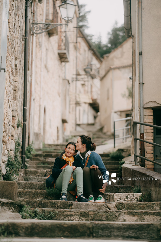 意大利阿布鲁佐的维拉圣玛利亚，母亲与年轻女儿在古镇中。图片素材