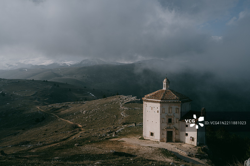 意大利阿布鲁佐的卡拉斯基奥山上的古老大教堂图片素材