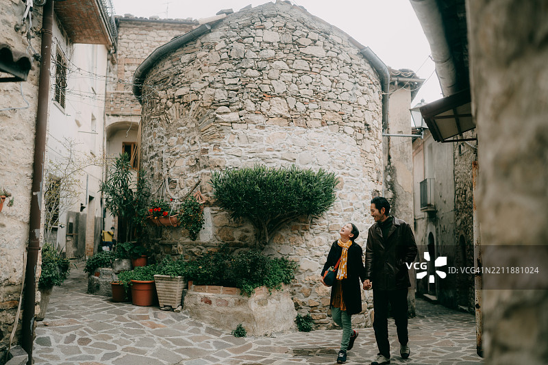 意大利阿布鲁佐的老村庄，圣玛利亚别墅中的父亲和小女儿图片素材