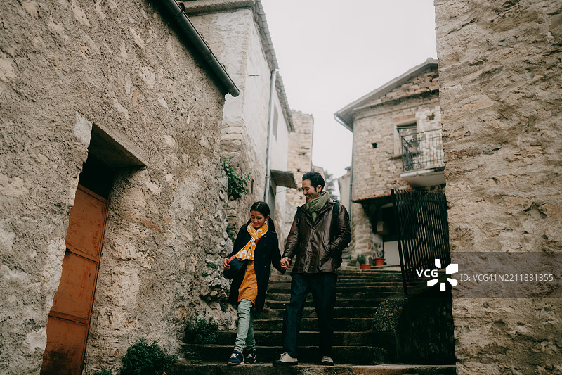 意大利阿布鲁佐的老村庄中，父亲与年轻女儿的温馨时刻图片素材