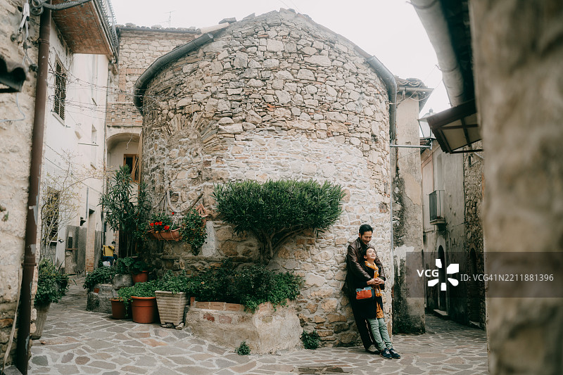 意大利阿布鲁佐的老村庄，圣玛利亚别墅中的父亲和小女儿图片素材