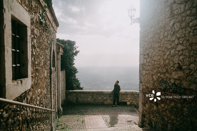意大利拉齐奥州维罗利山顶村庄中的男人图片素材