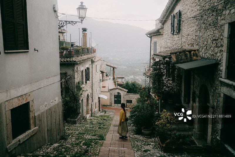 意大利拉齐奥州维罗利村的小女孩图片素材