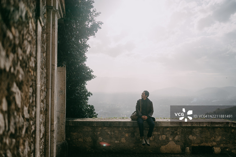 意大利拉齐奥州维罗利山顶村庄中的男人图片素材