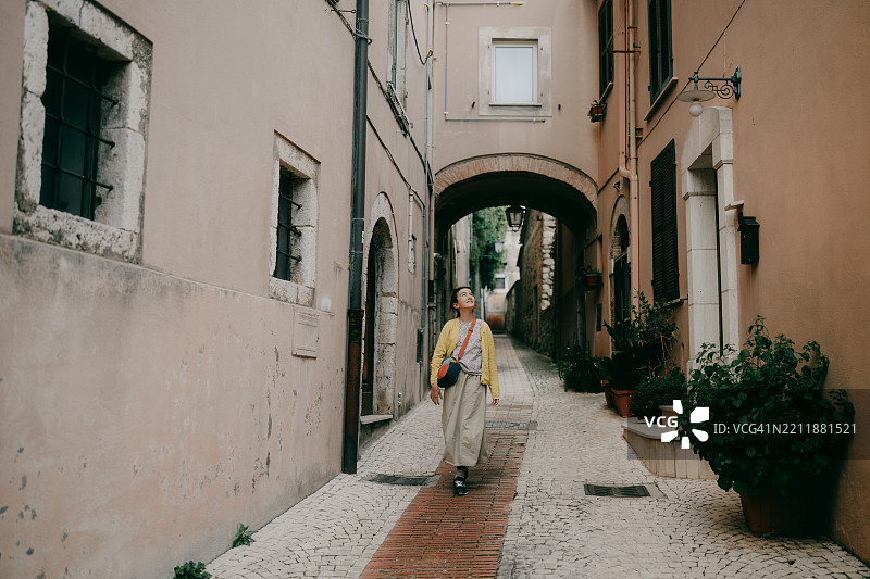 意大利拉齐奥州维罗利古老村庄中快乐的小女孩图片素材
