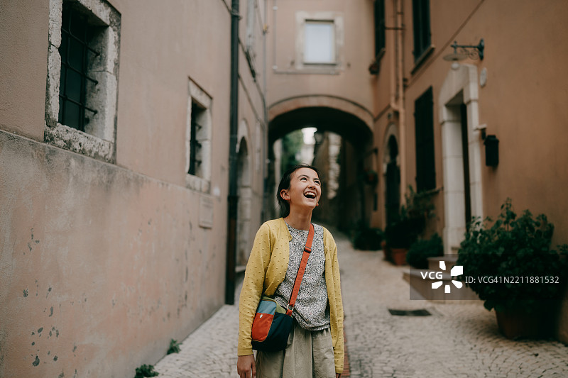 意大利拉齐奥州维罗利古老村庄中的快乐小女孩图片素材