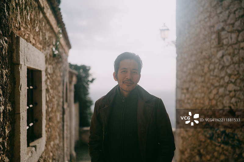 意大利拉齐奥州维罗利山顶村庄中的男人图片素材