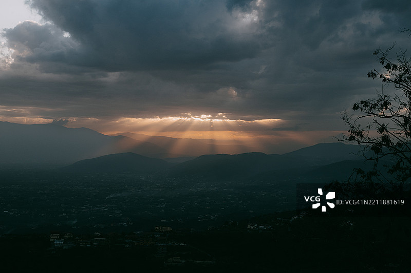 意大利山脉上的日落图片素材