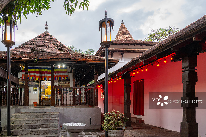 色彩斑斓的佛教寺庙庭院，灯光璀璨图片素材