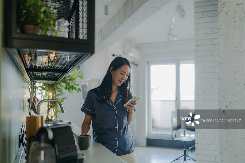 早上第一件事就是查看我的社交媒体账户图片素材