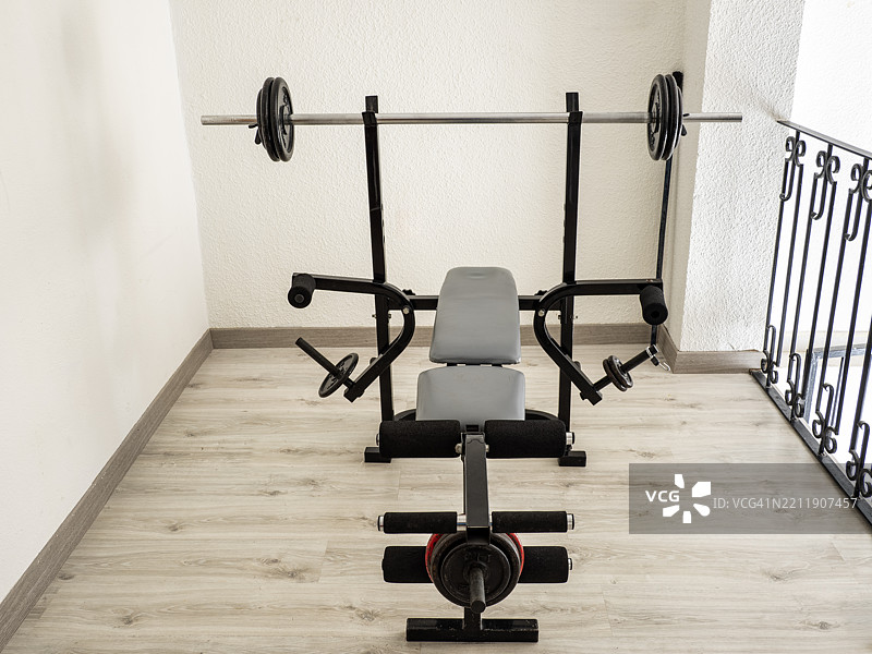 房子里的房间，配有酒吧和健身用的哑铃。图片素材